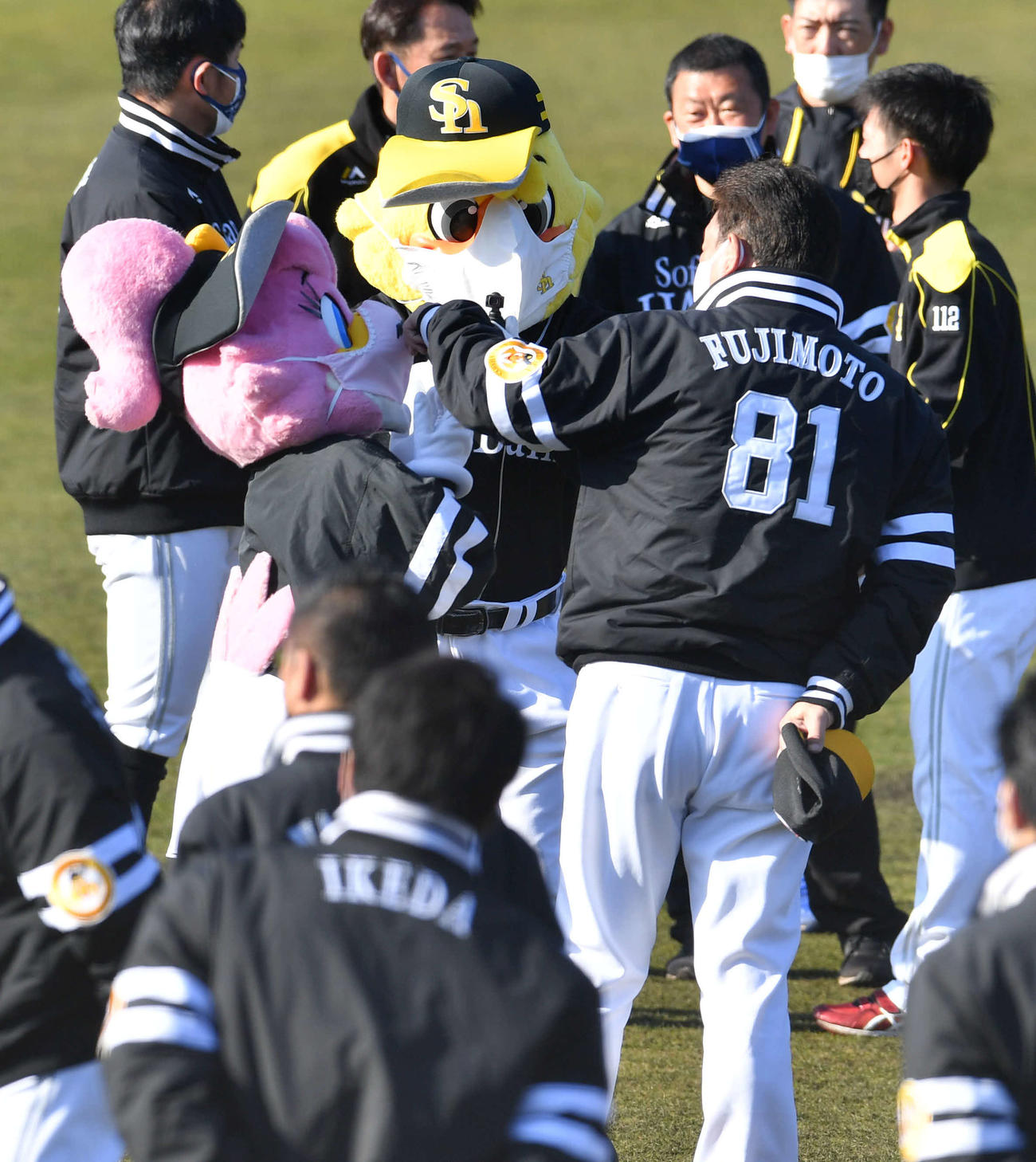 ハニーホーク（左）がマスクに貼ったひげシールに触る藤本監督（撮影・岩下翔太）
