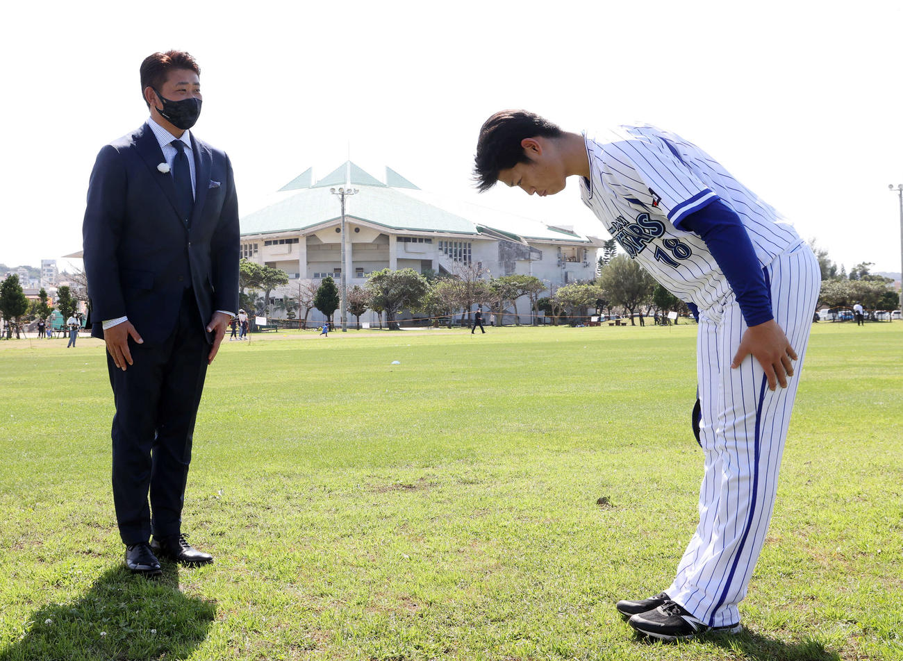 会話を終え松坂氏（左）にあいさつする小園（撮影・鈴木正人）