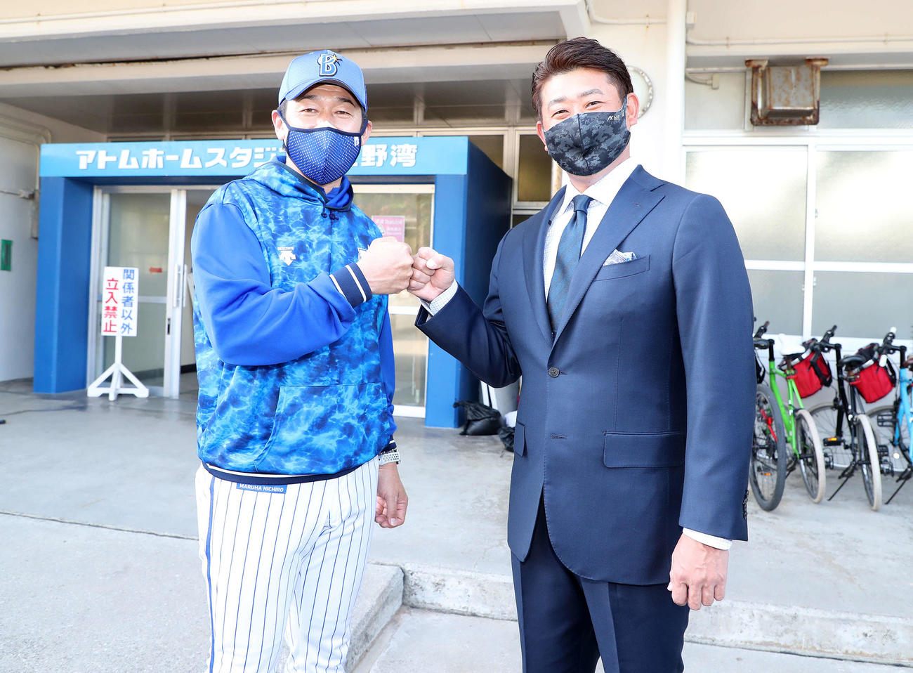 グータッチするDeNA三浦監督（左）と松坂氏（現場代表）