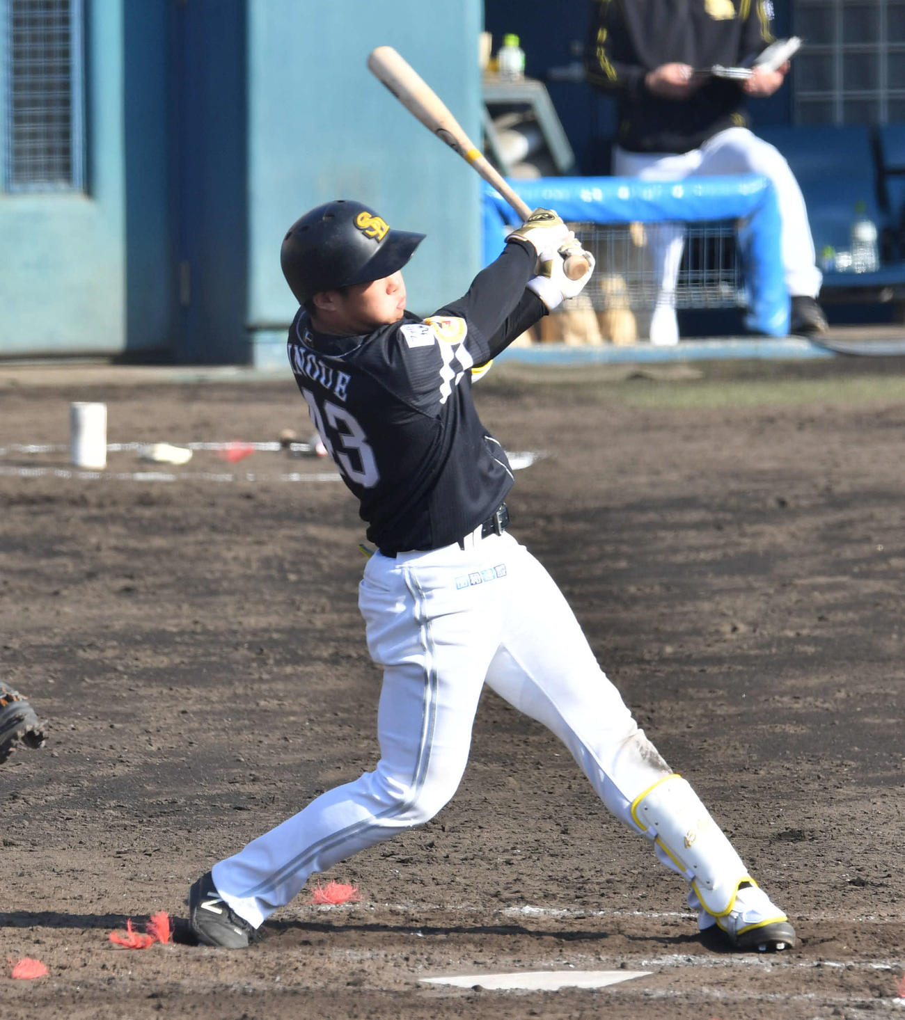 紅白戦　6回表紅組2死一、二塁、中越え2点適時二塁打を放つ井上（撮影・岩下翔太）