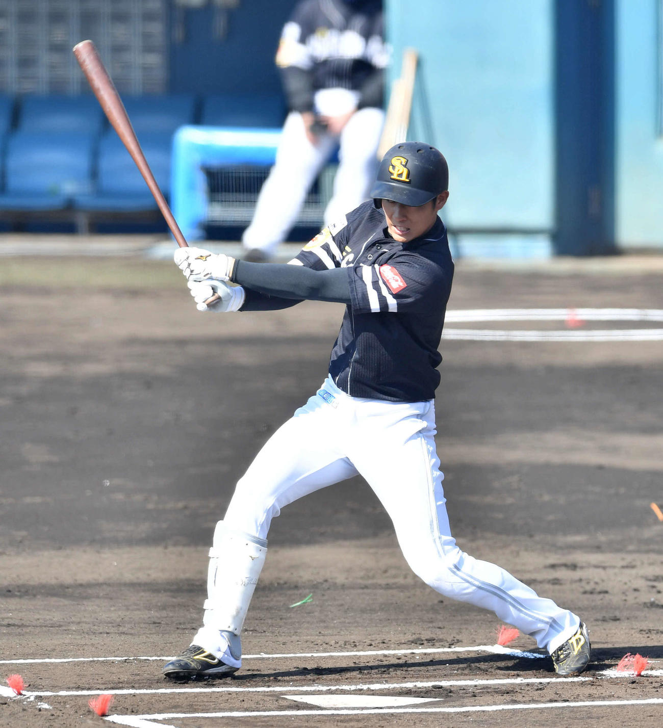 紅白戦　1回表無死、上林は中前安打を放つ（撮影・岩下翔太）