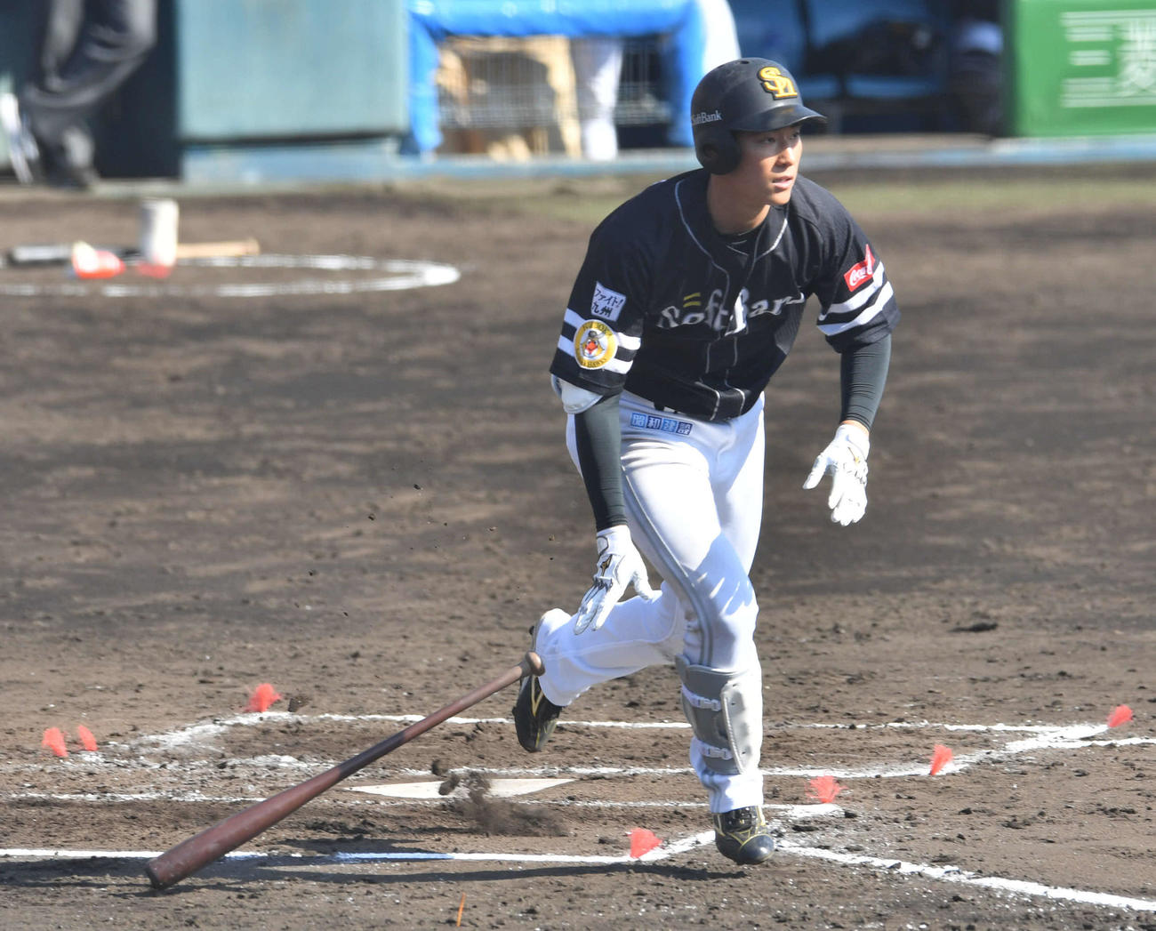 紅白戦　4回表紅組2死一、二塁、上林は右前適時打を放つ（撮影・岩下翔太）