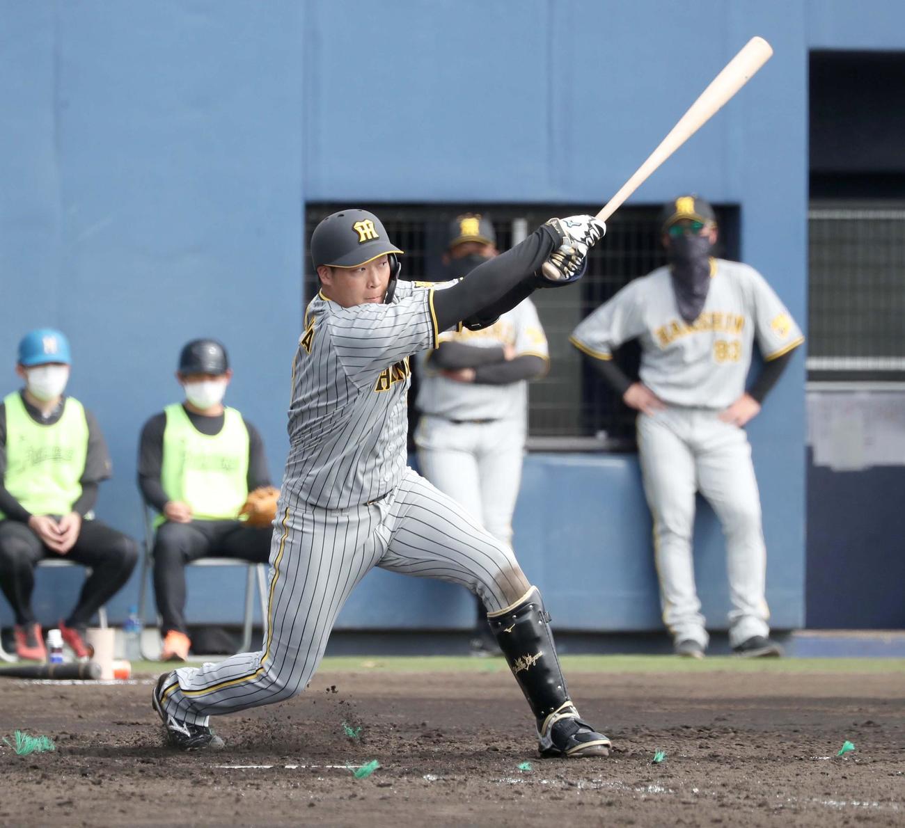 日本ハム対阪神　5回表阪神無死、中前打を放つ大山（撮影・黒川智章）