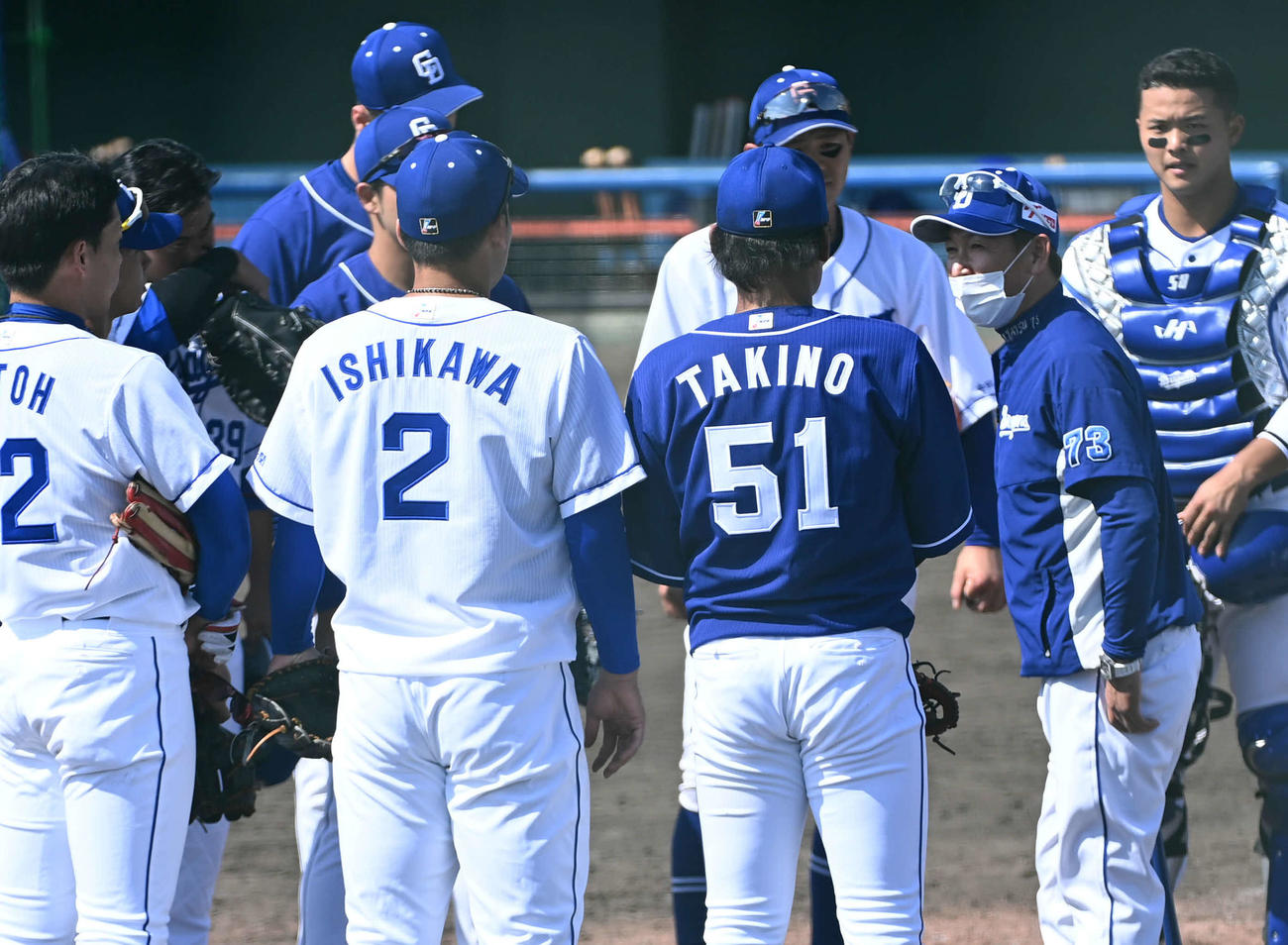 紅白戦を前にナインに訓示する立浪監督（右から2人目）（撮影・前岡正明）