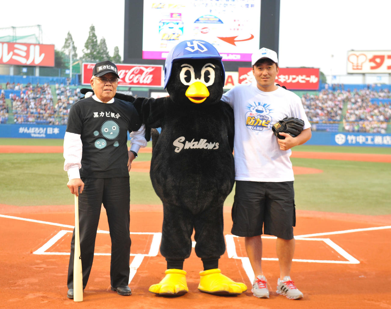 野村克也氏（左）と石井一久氏（2014年5月25日撮影）