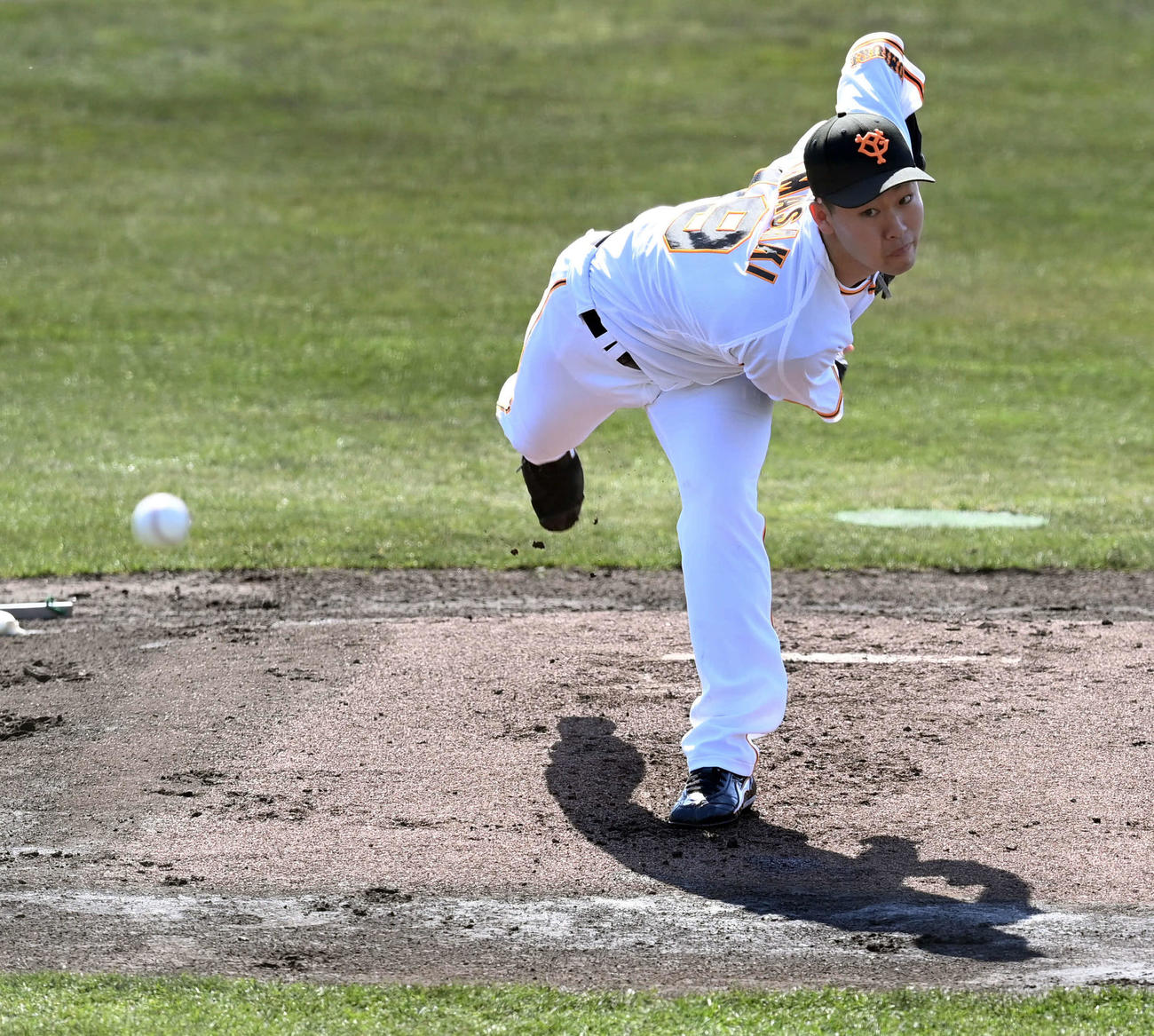 巨人紅白戦　白組先発の山崎伊（撮影・たえ見朱実）