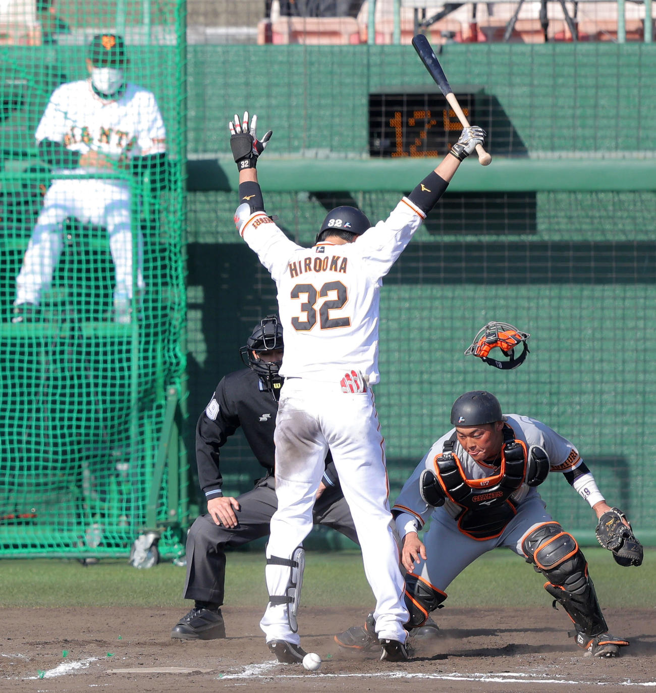 巨人紅白戦　6回裏白組1死一、二塁、こぼれ球に素早く反応する捕手山瀬。打者広岡、後方左は原監督（撮影・河田真司）