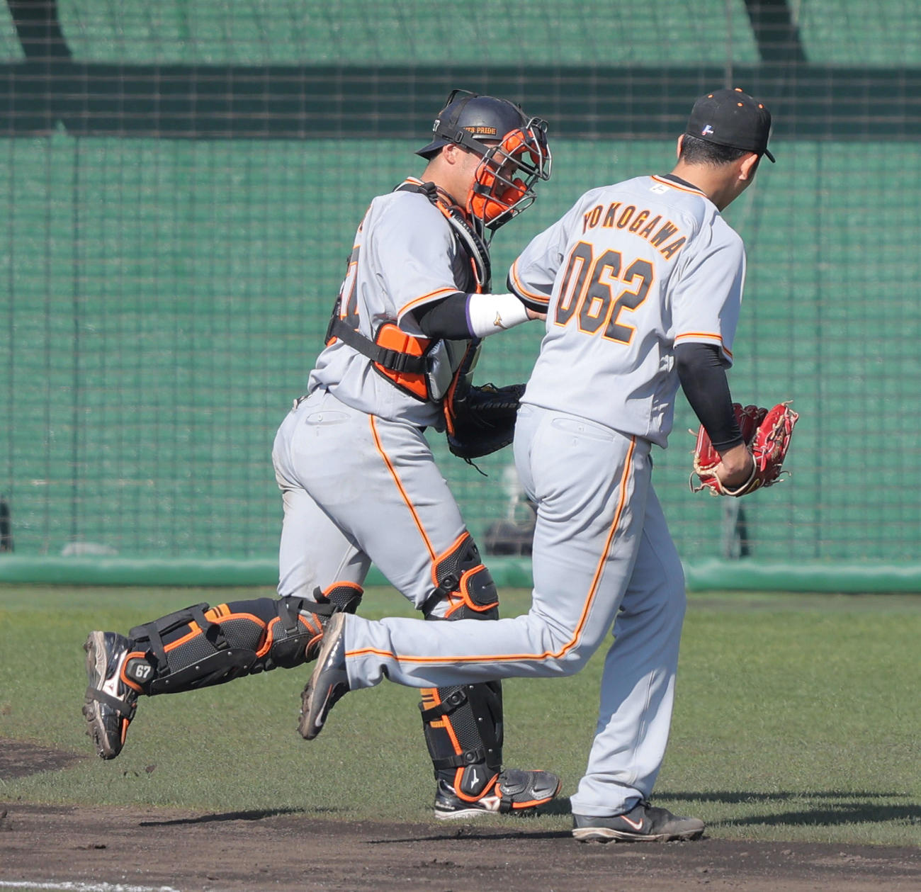 巨人紅白戦　5回裏白組を抑え、ベンチに戻る巨人山瀬（左）と横川（撮影・河田真司）