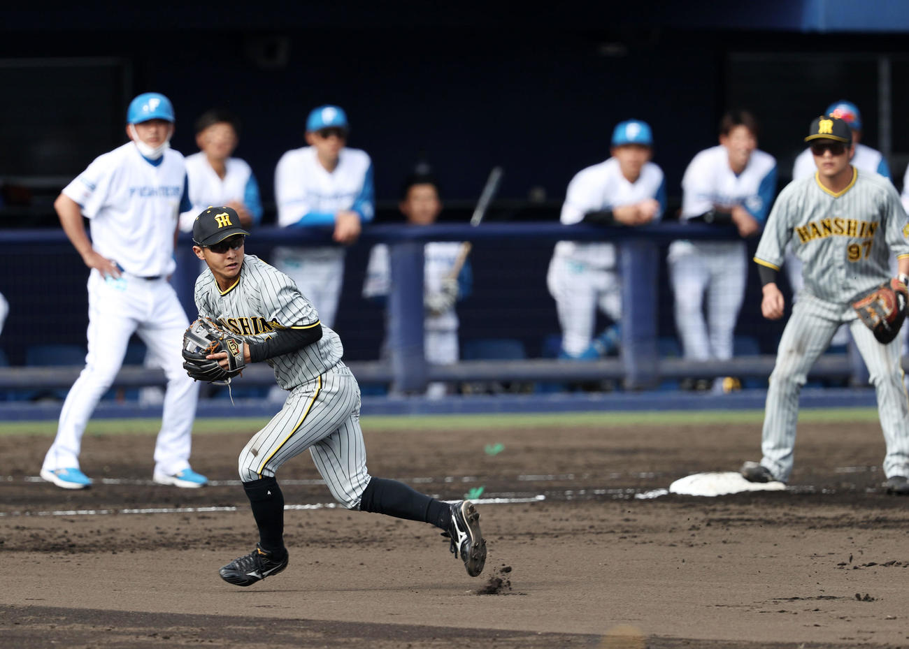 日本ハム対阪神　7回裏日本ハム1死一、三塁、熊谷は片岡の打球を捕球して一回転しながら二塁送球しアウトとする（撮影・加藤哉）