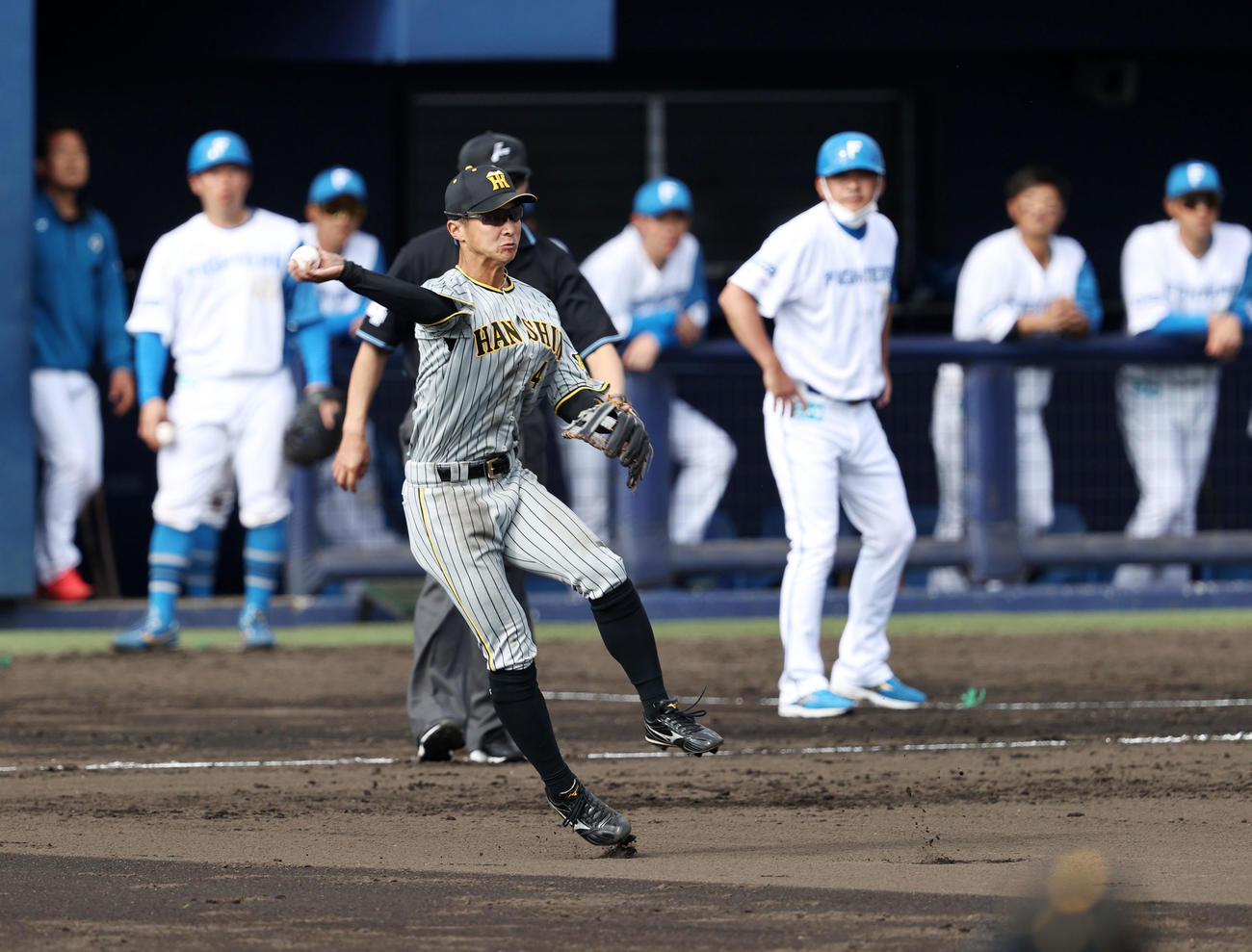 日本ハム対阪神　7回裏日本ハム1死一、三塁、熊谷は片岡の打球を捕球して一回転しながら二塁送球しアウトとする（撮影・加藤哉）
