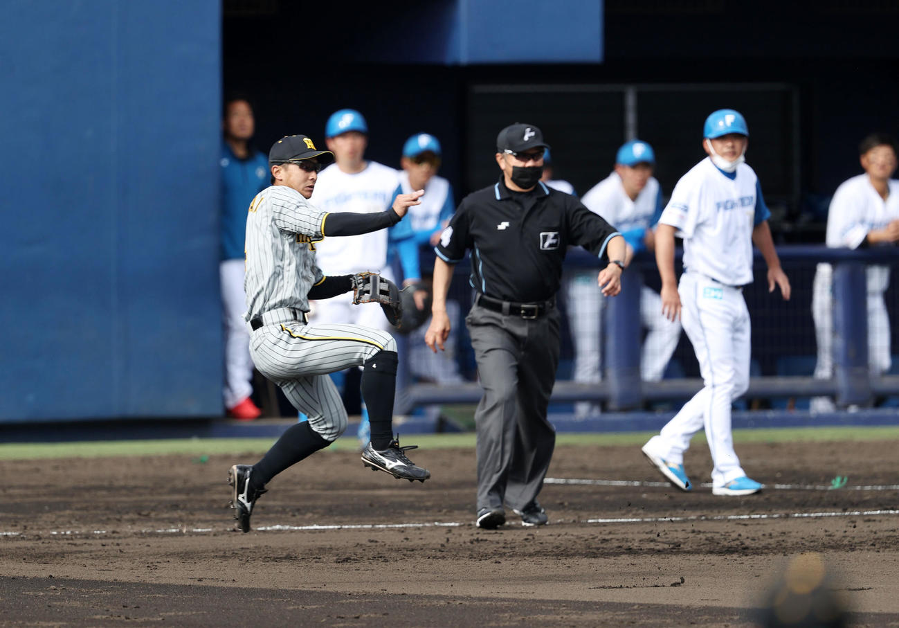 日本ハム対阪神　7回裏日本ハム1死一、三塁、熊谷は片岡の打球を捕球して一回転しながら二塁送球しアウトとする（撮影・加藤哉）