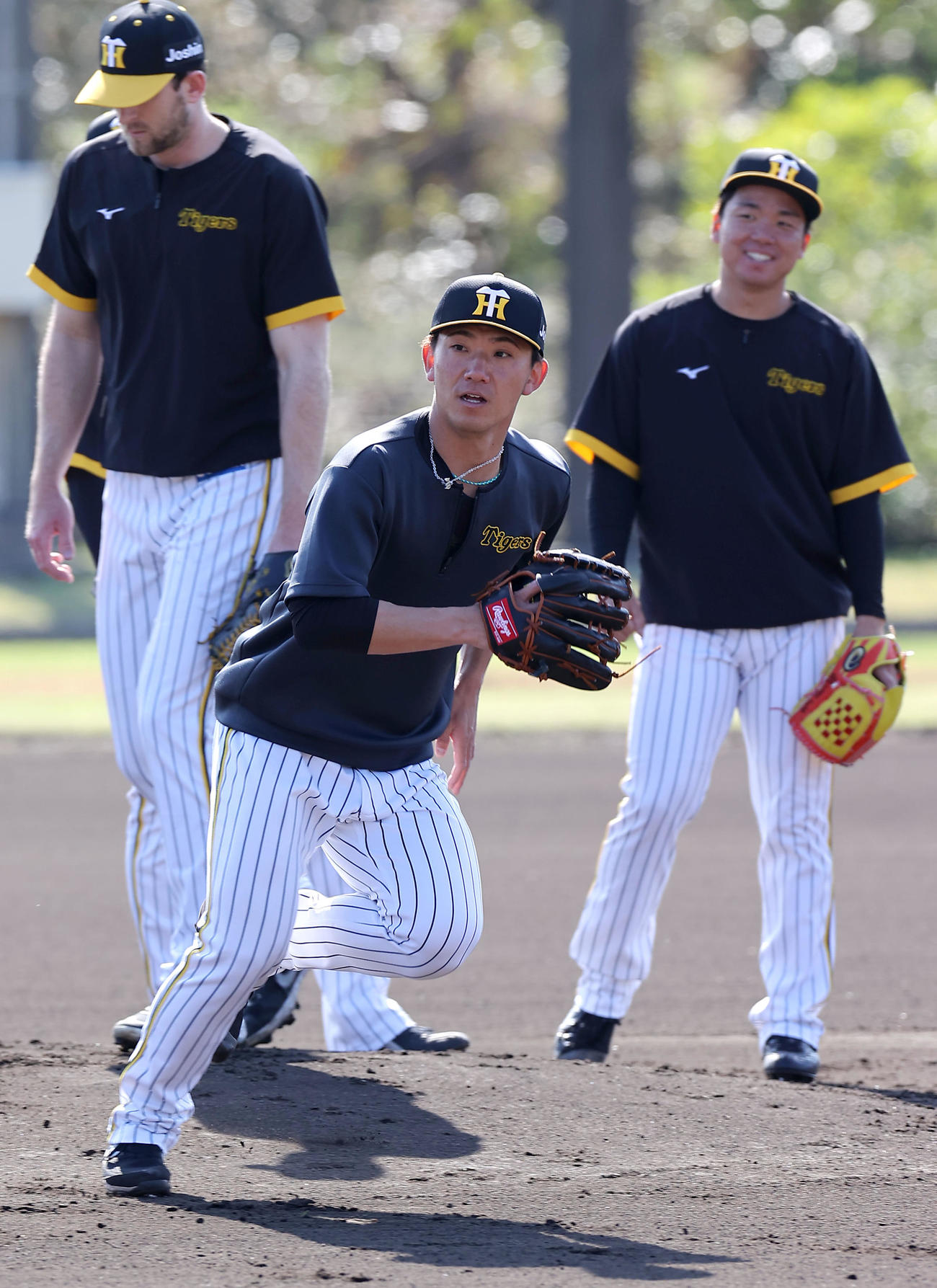 伊藤将（手前）は投内連係で汗を流す。左はガンケル、右は村上（撮影・上山淳一）