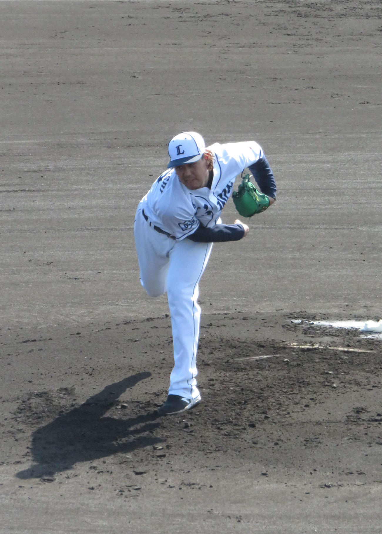シート打撃で登板する西武高橋
