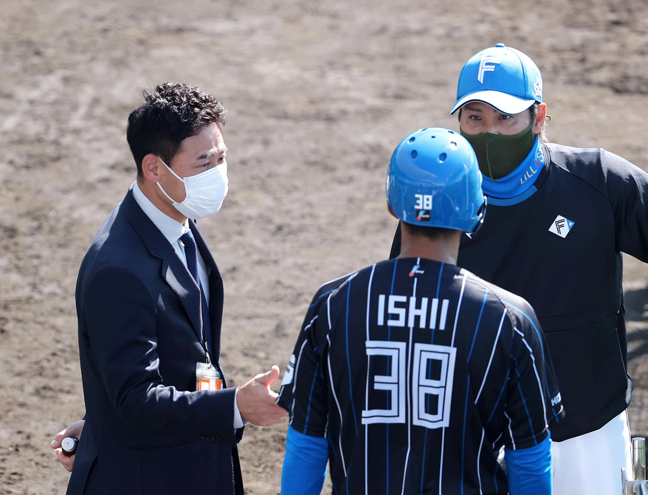試合前の打撃練習で前田智徳氏（左）、新庄監督（右後方）と話す石井（撮影・河野匠）
