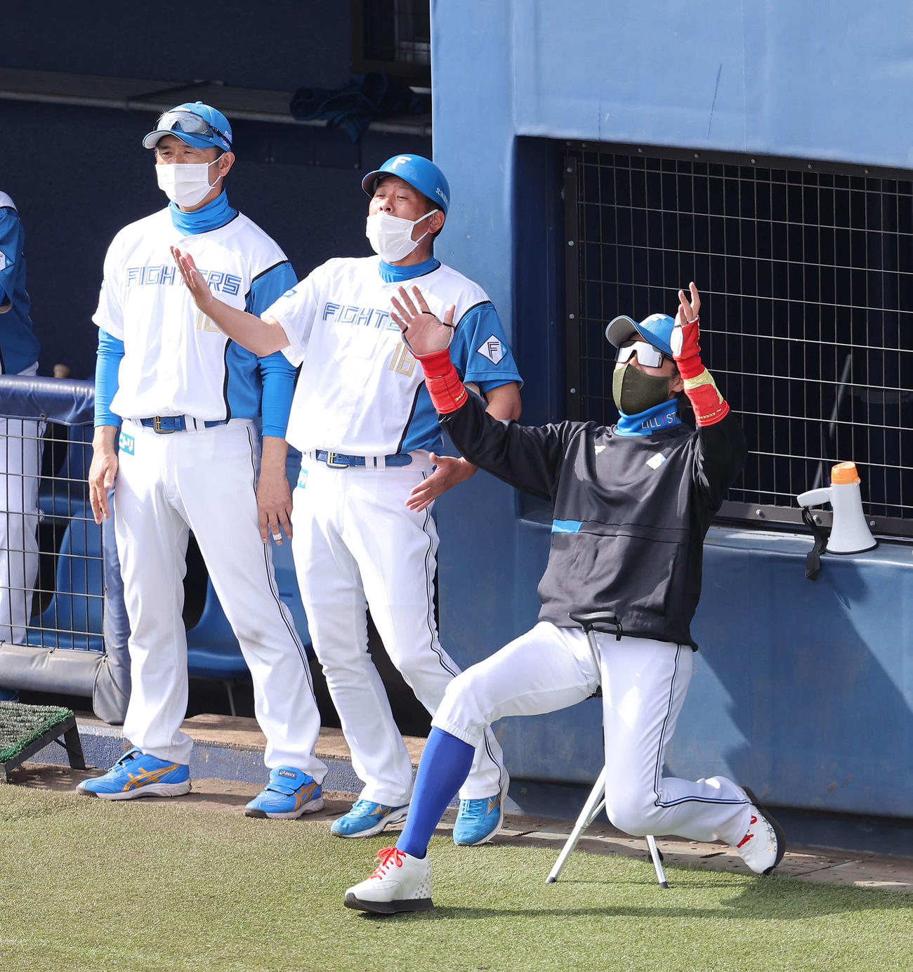 練習試合　日本ハム対阪神　8回表阪神1死三塁、遠藤が三振に倒れ、飛び出していた三塁走者の江越が惜しくもセーフとなり、思わず悔しがる、右から新庄監督、稲田コーチ、山田コーチ（撮影・河野匠）