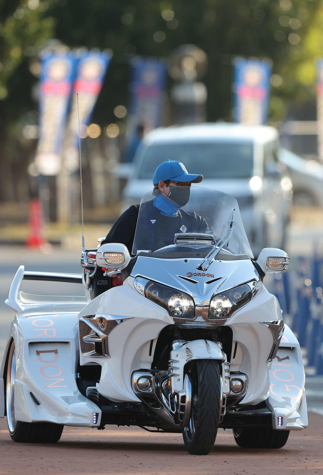 トライクで球場入りする日本ハム新庄監督（撮影・河野匠）