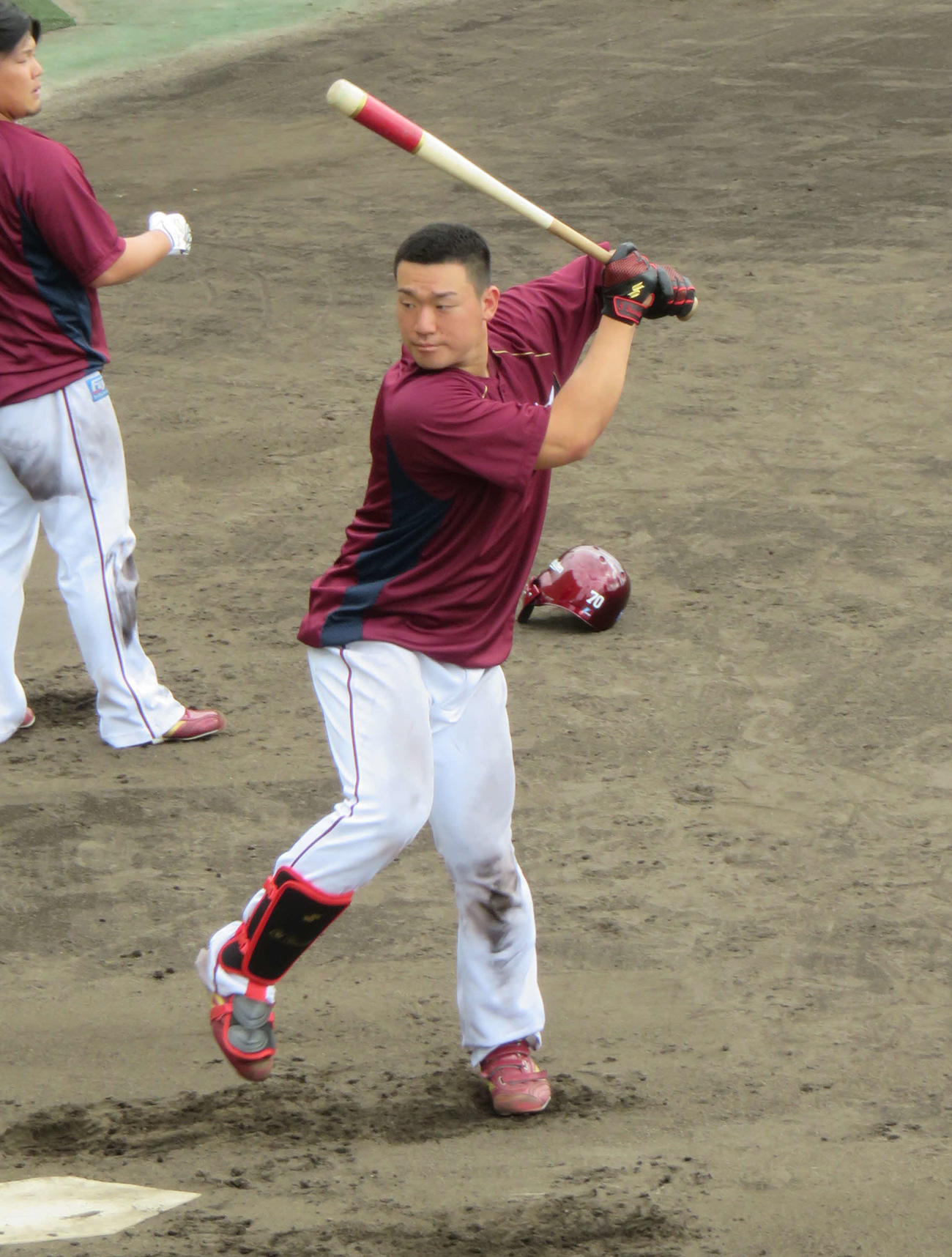 ティー打撃を行う楽天のドラフト2位、安田