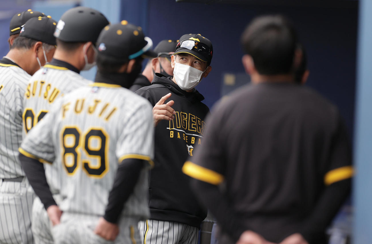 日本ハム対阪神　試合後、ナインの前で話す阪神矢野監督（中央）（撮影・前田充）