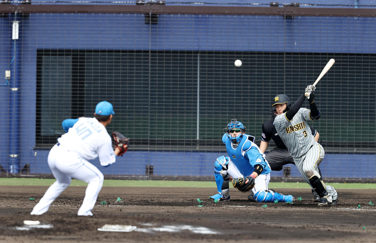 日本ハム対阪神　5回表阪神無死、大山は中前打を放つ（撮影・加藤哉）