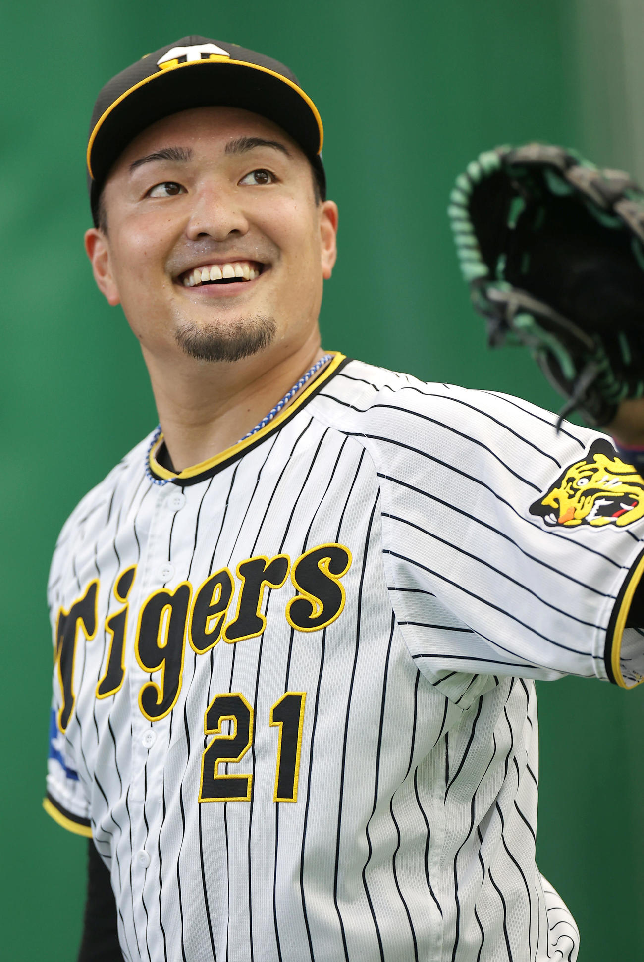ブルペンで笑顔を見せる秋山（撮影・上山淳一）