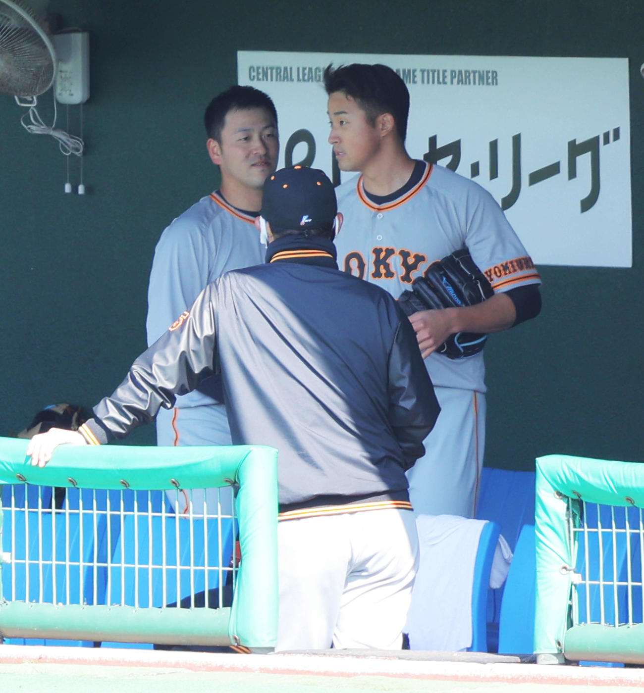 巨人紅白戦　1回裏白組を抑え、ベンチで岸田（左）と言葉を交わす巨人堀田（撮影・河田真司）