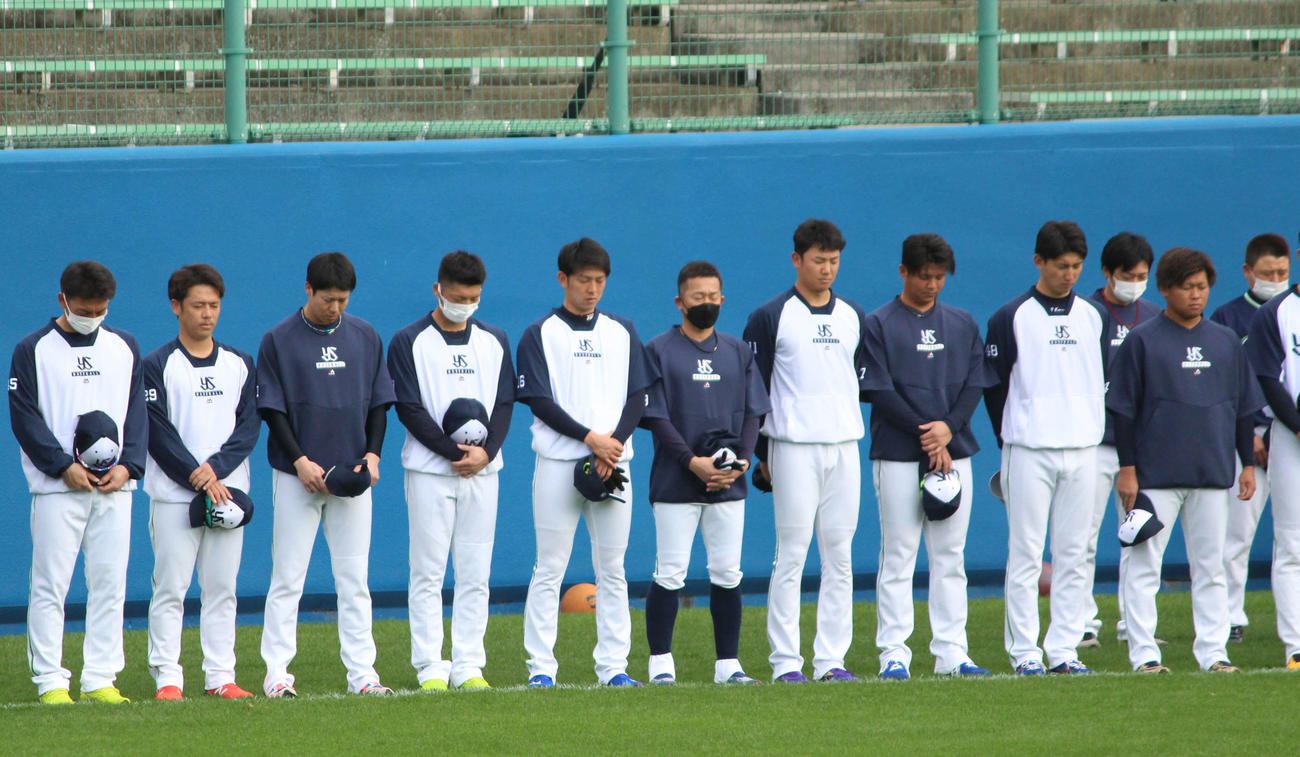 野村克也元監督の三回忌で、黙とうをするヤクルトの選手たち（撮影・保坂恭子）