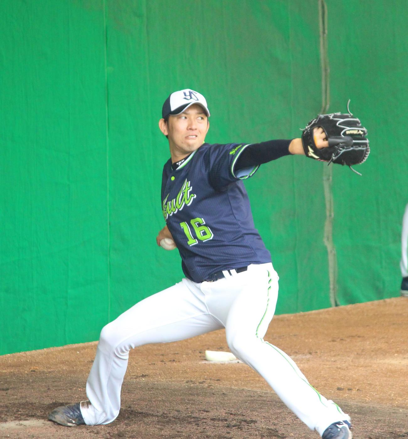 座った捕手を相手に投球練習したヤクルト原（撮影：保坂恭子）