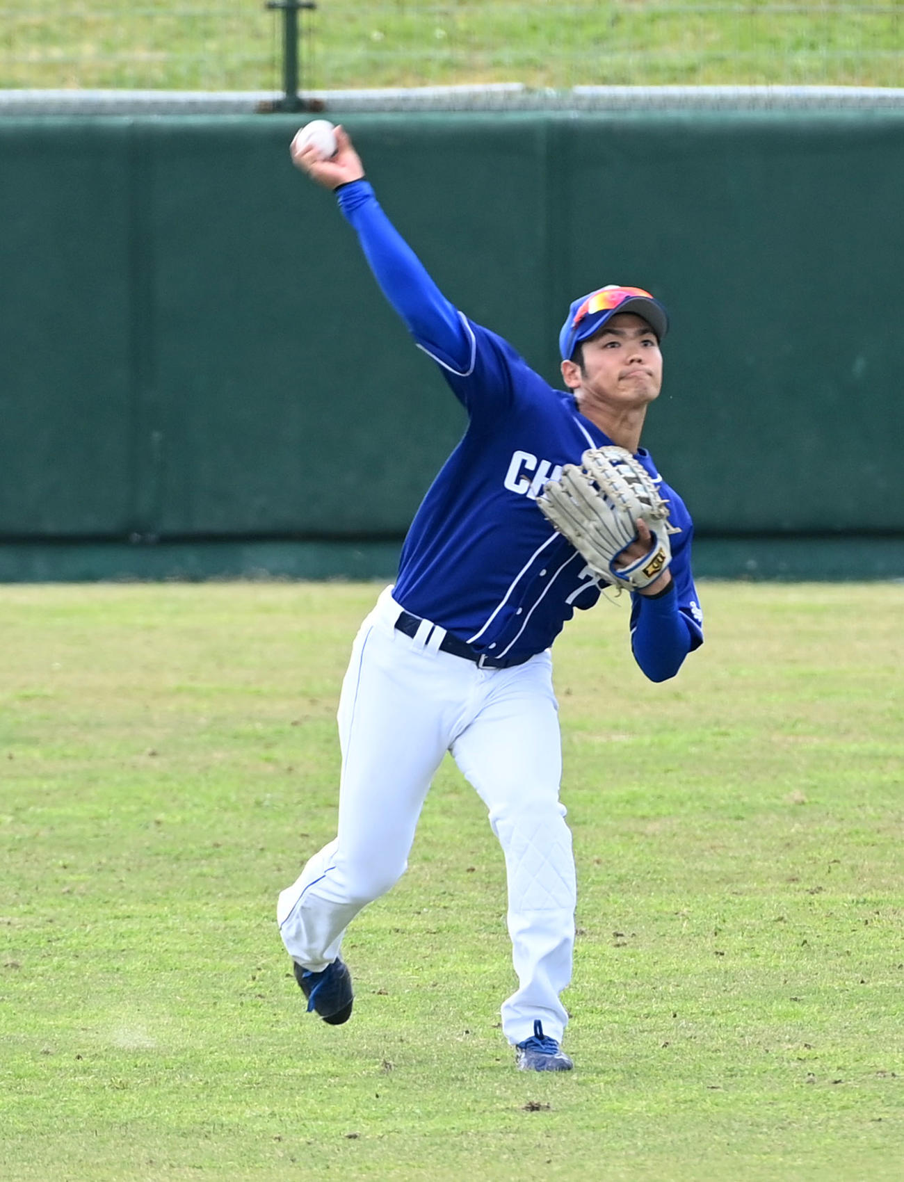 紅白戦　5回裏白組1死一、二塁、高橋周の右前打を捕球、本塁へ送球する根尾（撮影・前岡正明）
