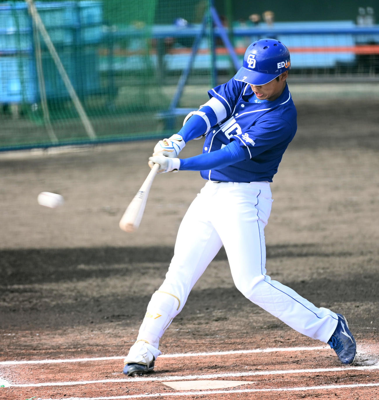 紅白戦　1回表紅組無死、根尾は右中間に二塁打を放つ（撮影・前岡正明）