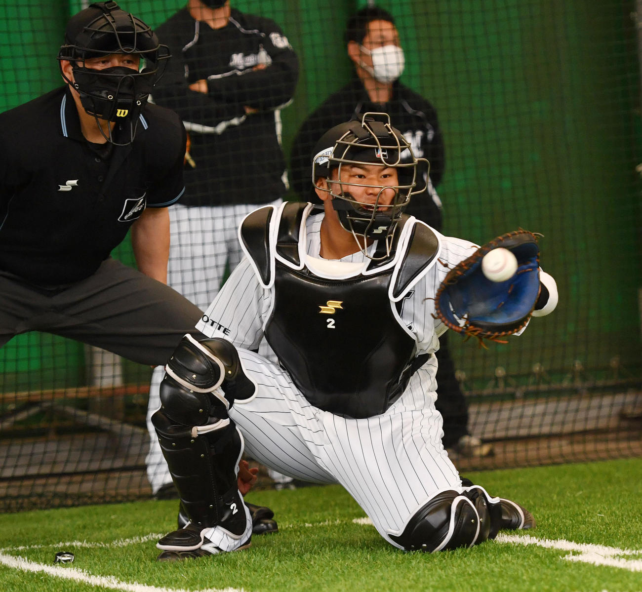 ブルペンで益田の投球練習の球を捕るドラフト1位の松川捕手（撮影・柴田隆二）