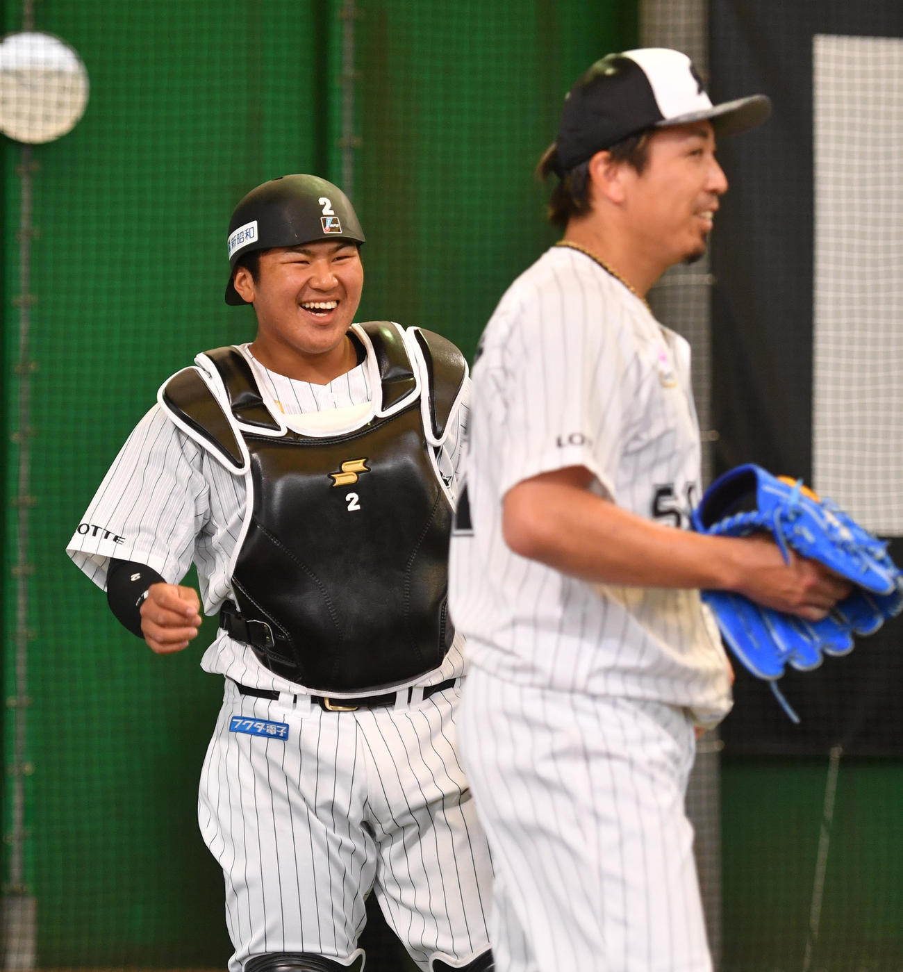 ドラフト1位の松川捕手（左）は、投球練習を終えた益田と笑顔で話す（撮影・柴田隆二）