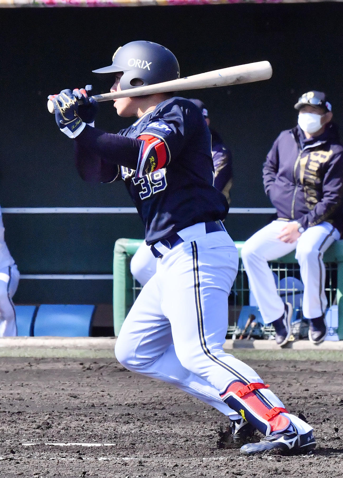 4回表紅2死一塁、右中間を破る適時三塁打を放つオリックス池田（撮影・和賀正仁）