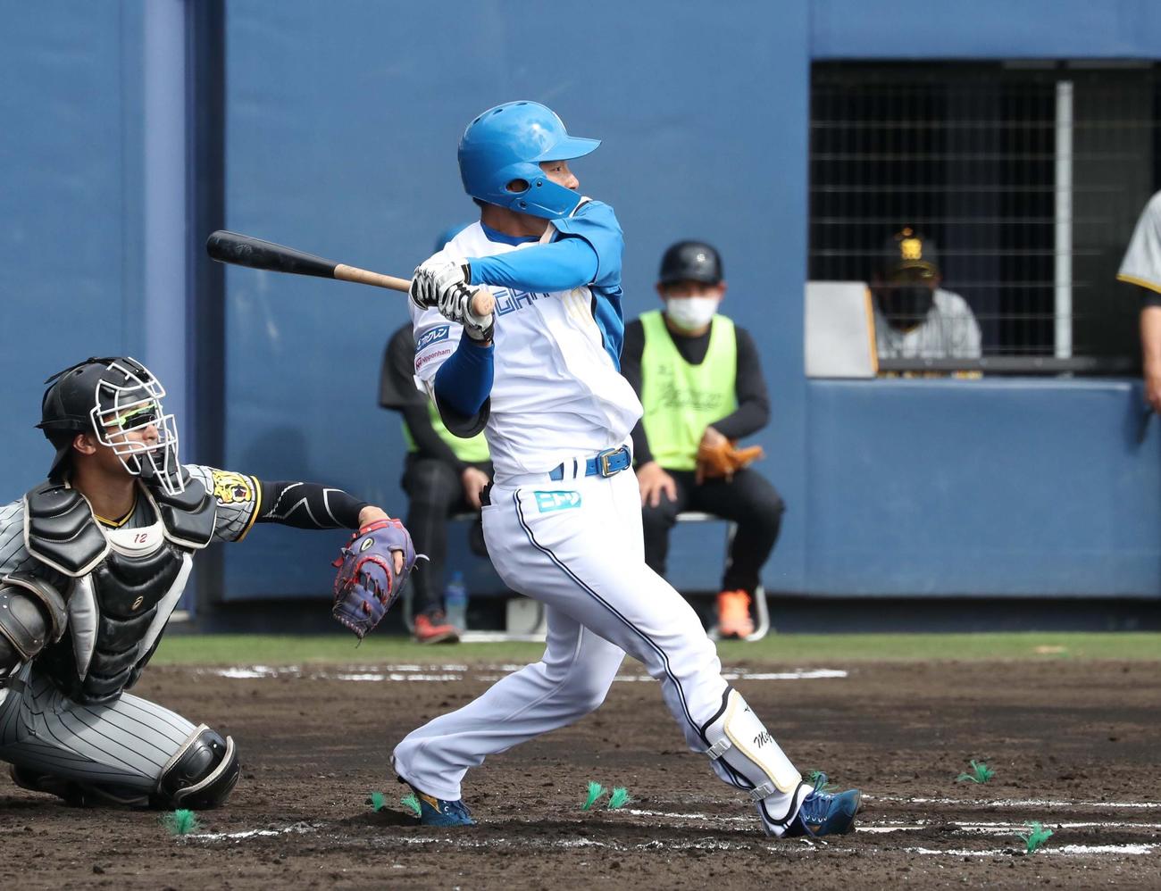 日本ハム対阪神　6回裏日本ハム2死三塁、左前適時打を放つ水野（撮影・黒川智章）