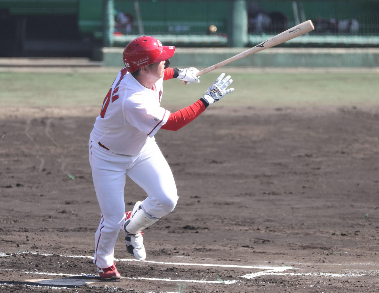 広島紅白戦、1回裏白組無死一塁、ドラフト3位の中村健は先制左越え2点本塁打を放つ（撮影・加藤孝規）