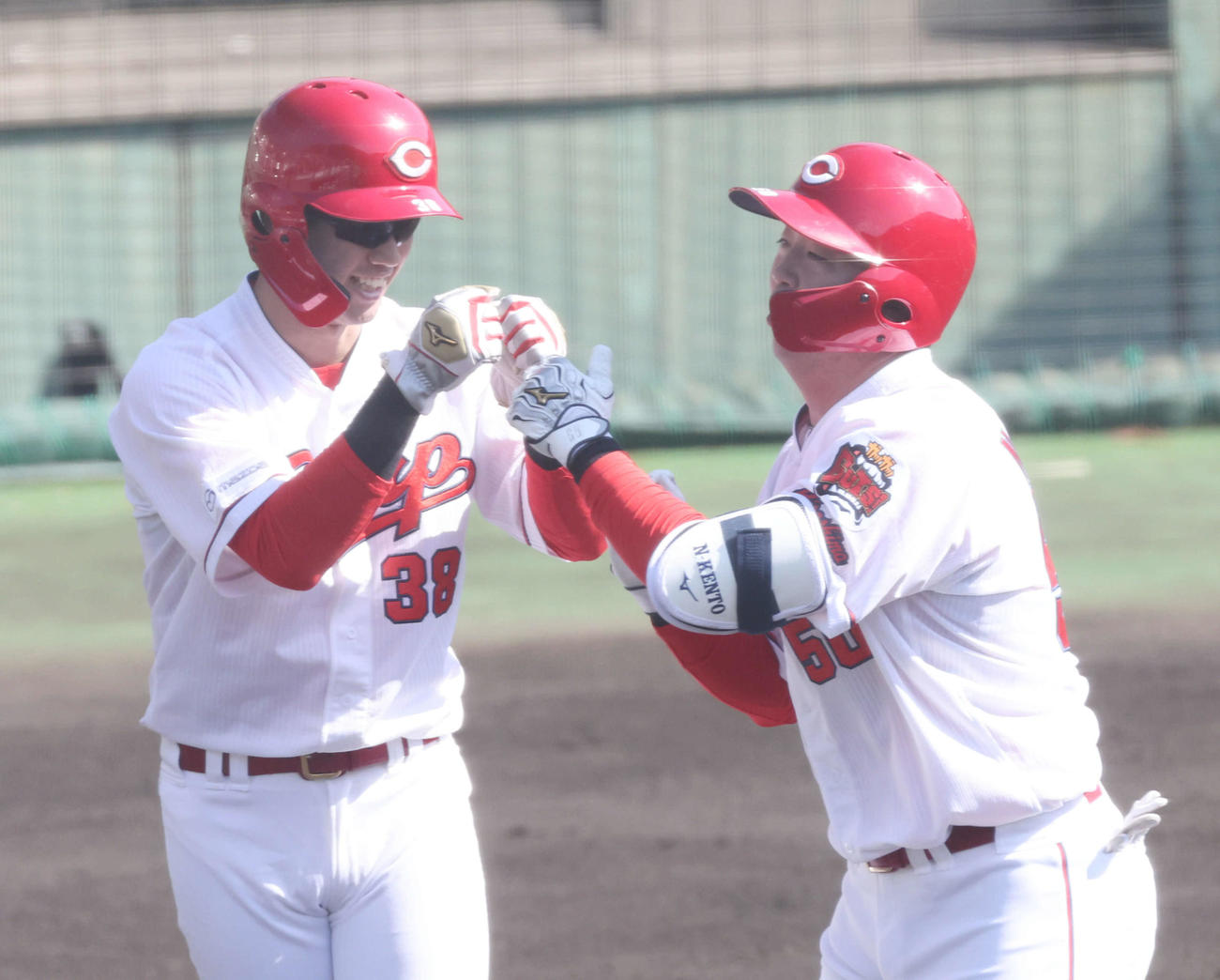 紅白戦　1回裏白組無死一塁、先制左越え2点本塁打を放ったドラフト3位の中村健（右）は宇草とグータッチ（撮影・加藤孝規）