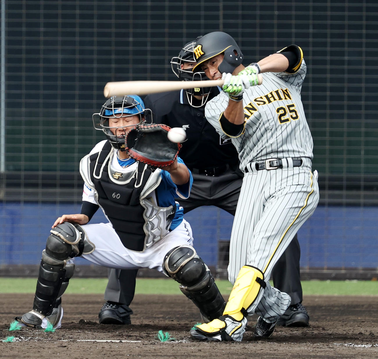 日本ハム対阪神　8回表阪神無死、江越は三塁手がはじく二塁打を放つ（撮影・加藤哉）