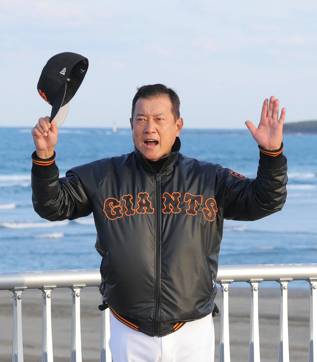 「宮崎キャンプありがとう！」と総括する巨人原監督（撮影・河田真司）