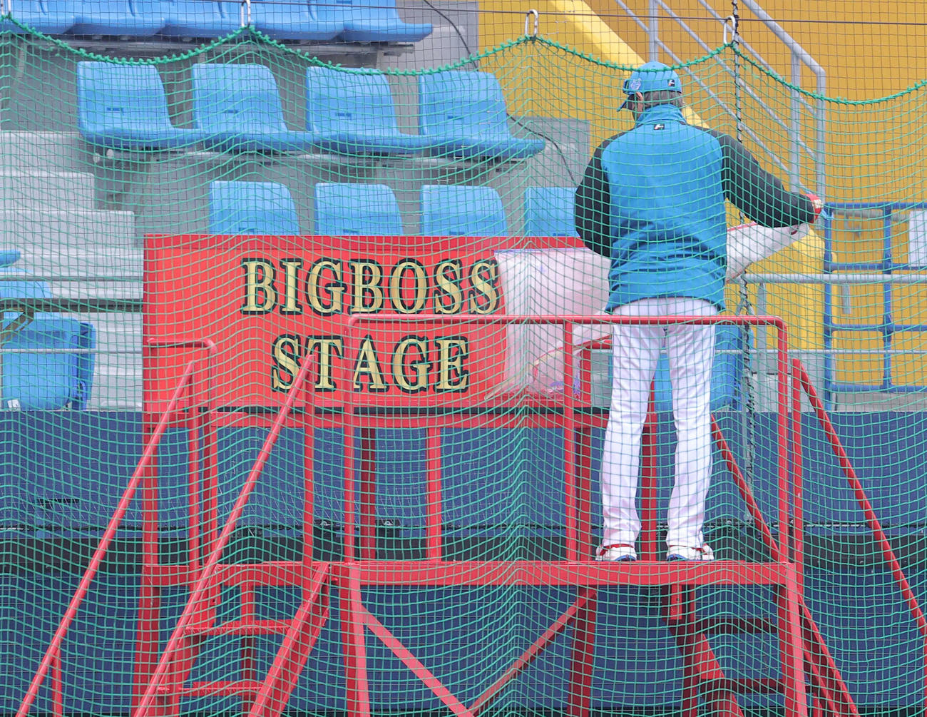 ついに完成したBIGBOSS STAGEのカバーをはがす日本ハム新庄監督（撮影・河野匠）