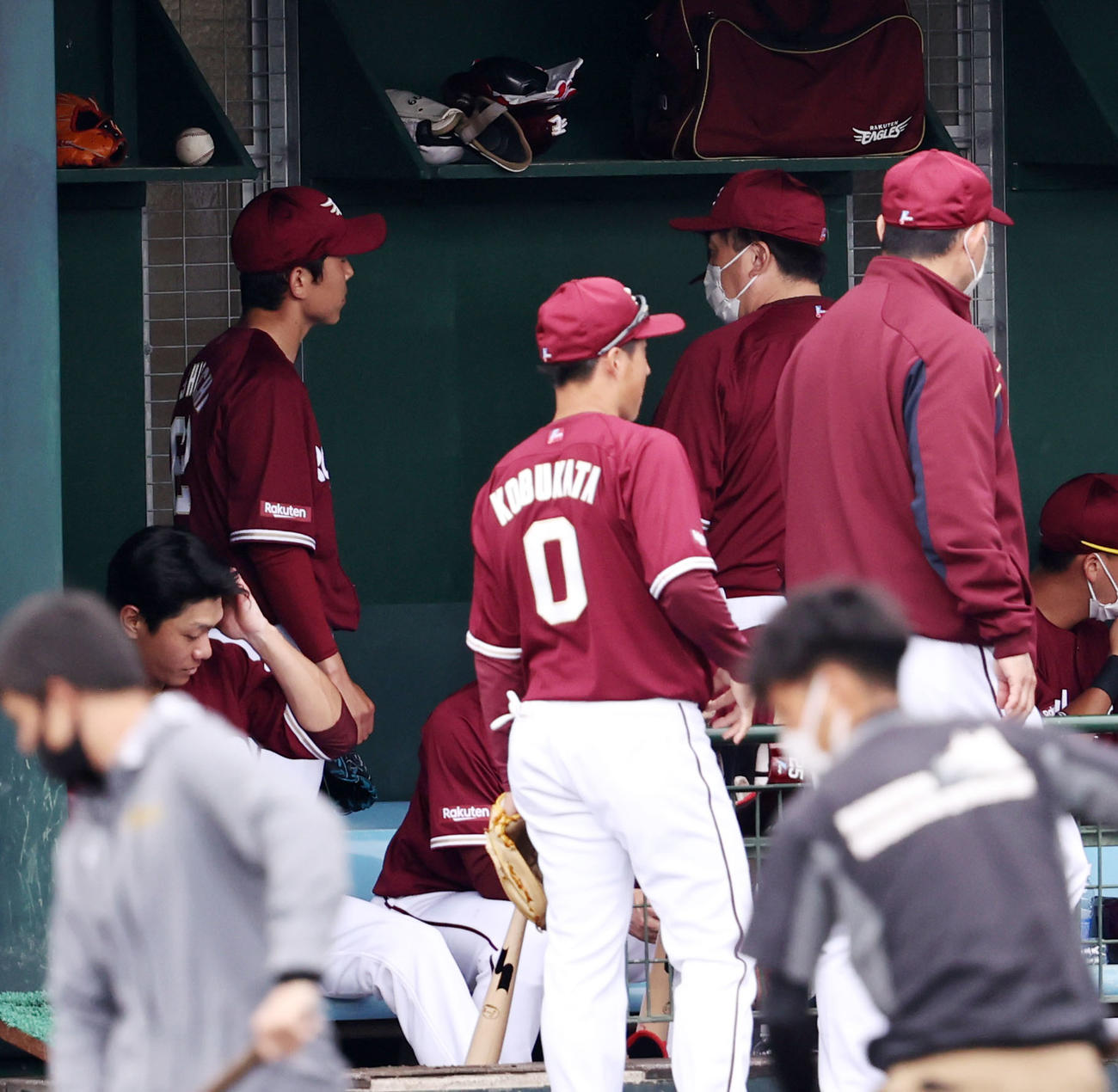 阪神対楽天　5回裏を終え、ベンチで石井監督（右）と話す西口（撮影・加藤哉）