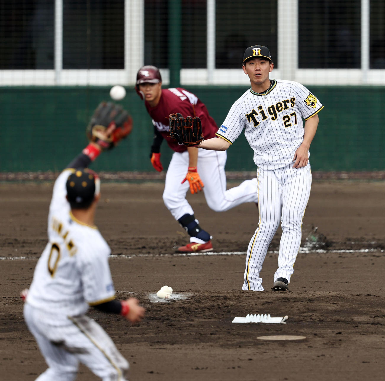 阪神対楽天　3回表楽天2死一塁、伊藤将は渡辺佳が放った打球を捕球出来ずそのまま木浪（左）がキャッチ（撮影・加藤哉）