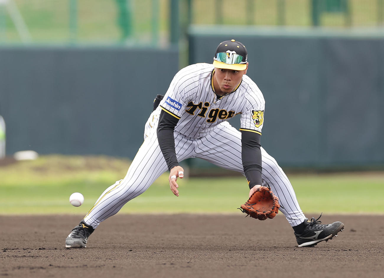 阪神対楽天　1回表楽天2死二塁、和田の打球を処理する三塁手佐藤輝（撮影・前田充）