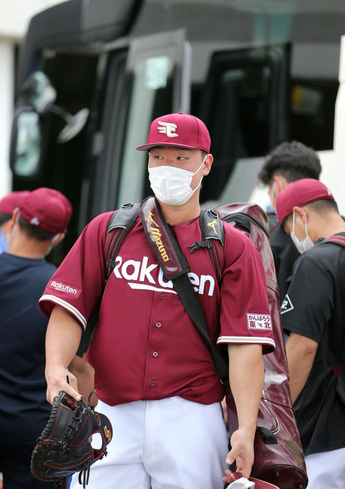 阪神との練習試合で宜野座入りした楽天安田（撮影・上山淳一）