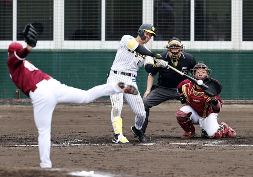 阪神対楽天　9回裏阪神1死、佐藤輝は中前打を放つ。投手は内間（撮影・加藤哉）