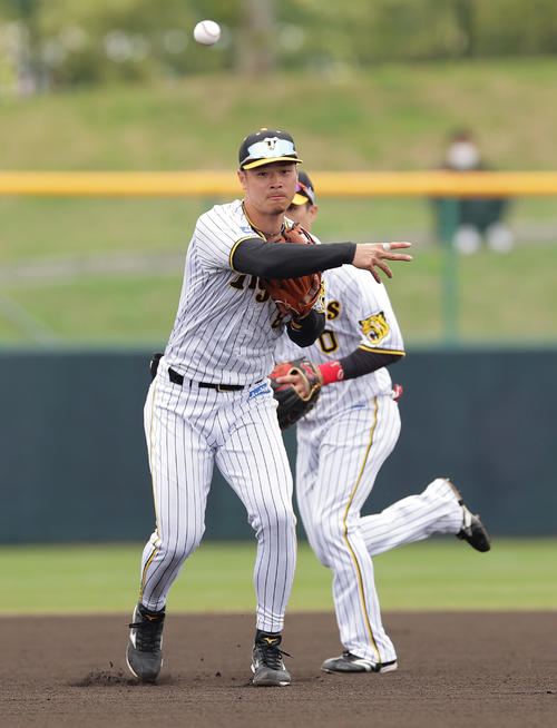 阪神対楽天　1回表楽天2死二塁、和田の打球を処理する三塁手佐藤輝（撮影・前田充）