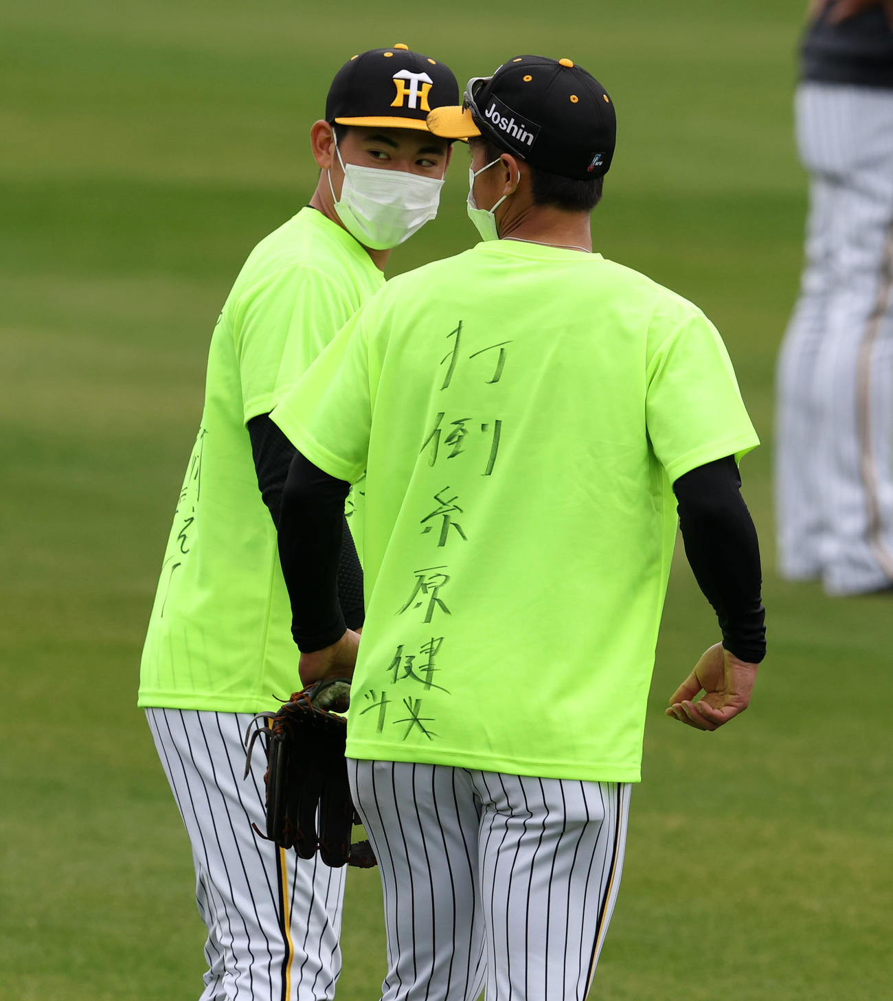 ワンデーキャプテンの熊谷はTシャツに「打倒糸原健斗」と書き込んだ（撮影・加藤哉）