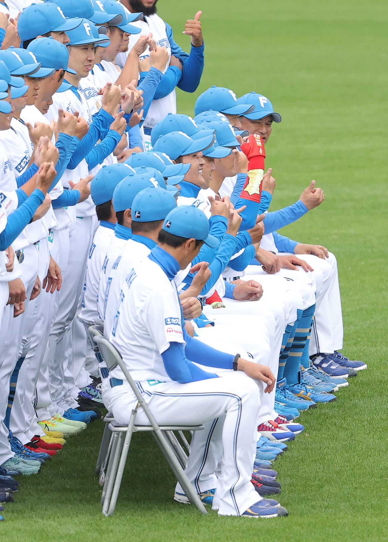 集合写真撮影で、ビッグボスポーズを見せる日本ハム新庄監督（中央）（撮影・河野匠）