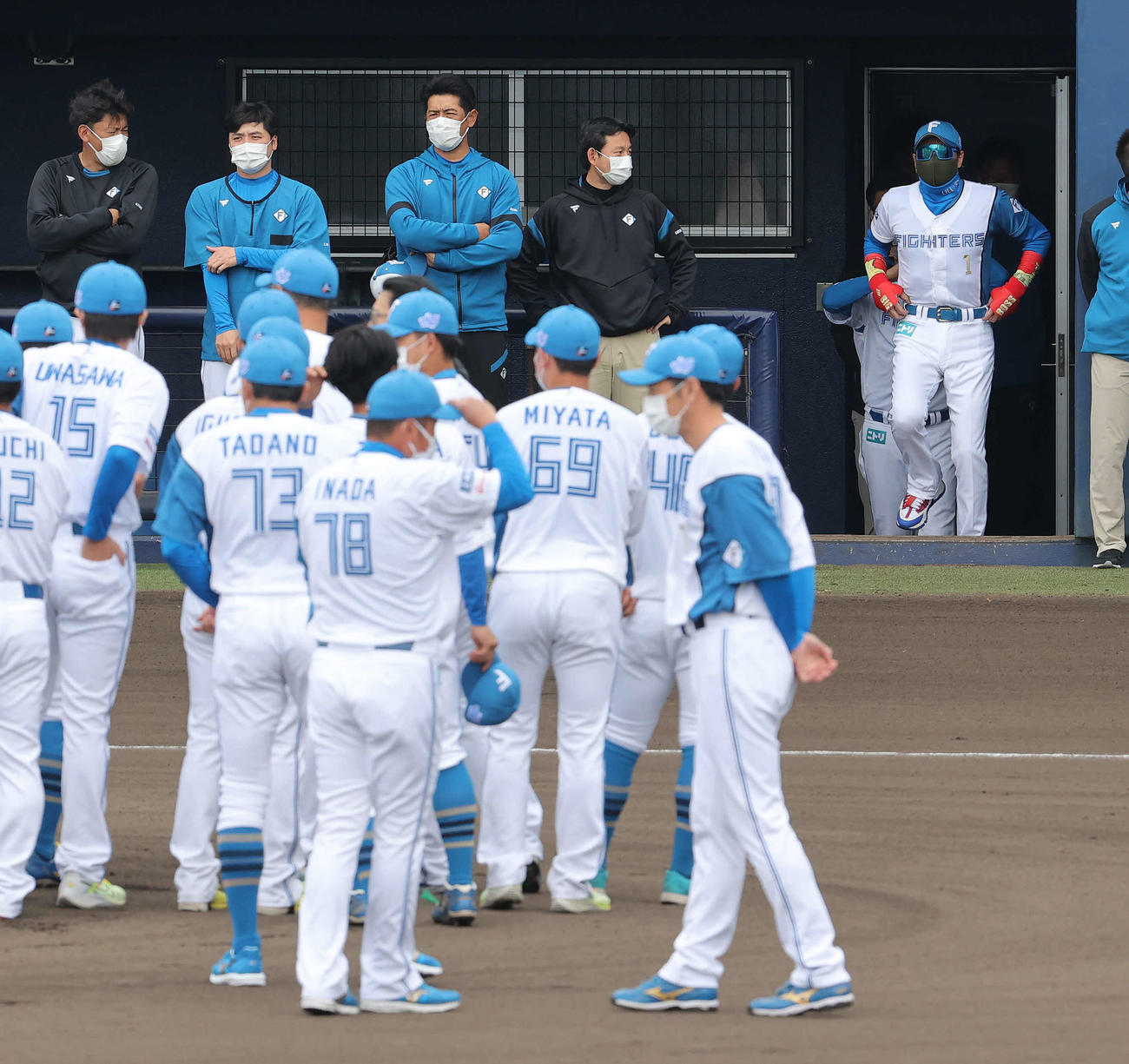 写真撮影のため、ユニホーム姿でグラウンドに出る日本ハム新庄監督（右後方）（撮影・河野匠）