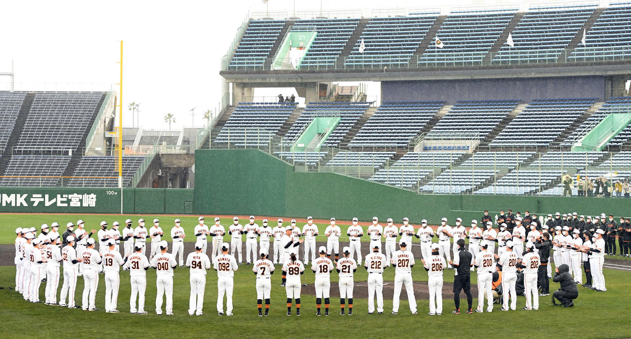 宮崎キャンプを打ち上げ、岡本和（中央）を中心に手締めを行った巨人（撮影・たえ見朱実）