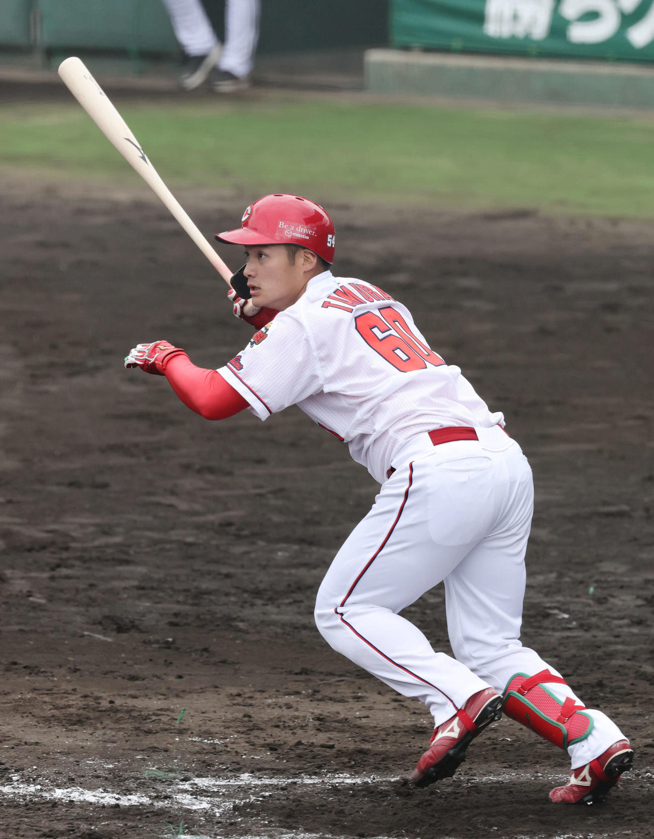 広島紅白戦　2回裏白組2死一塁、今日1軍キャンプに合流したドラフト4位の田村は左越え二塁打を放つ（撮影・加藤孝規）