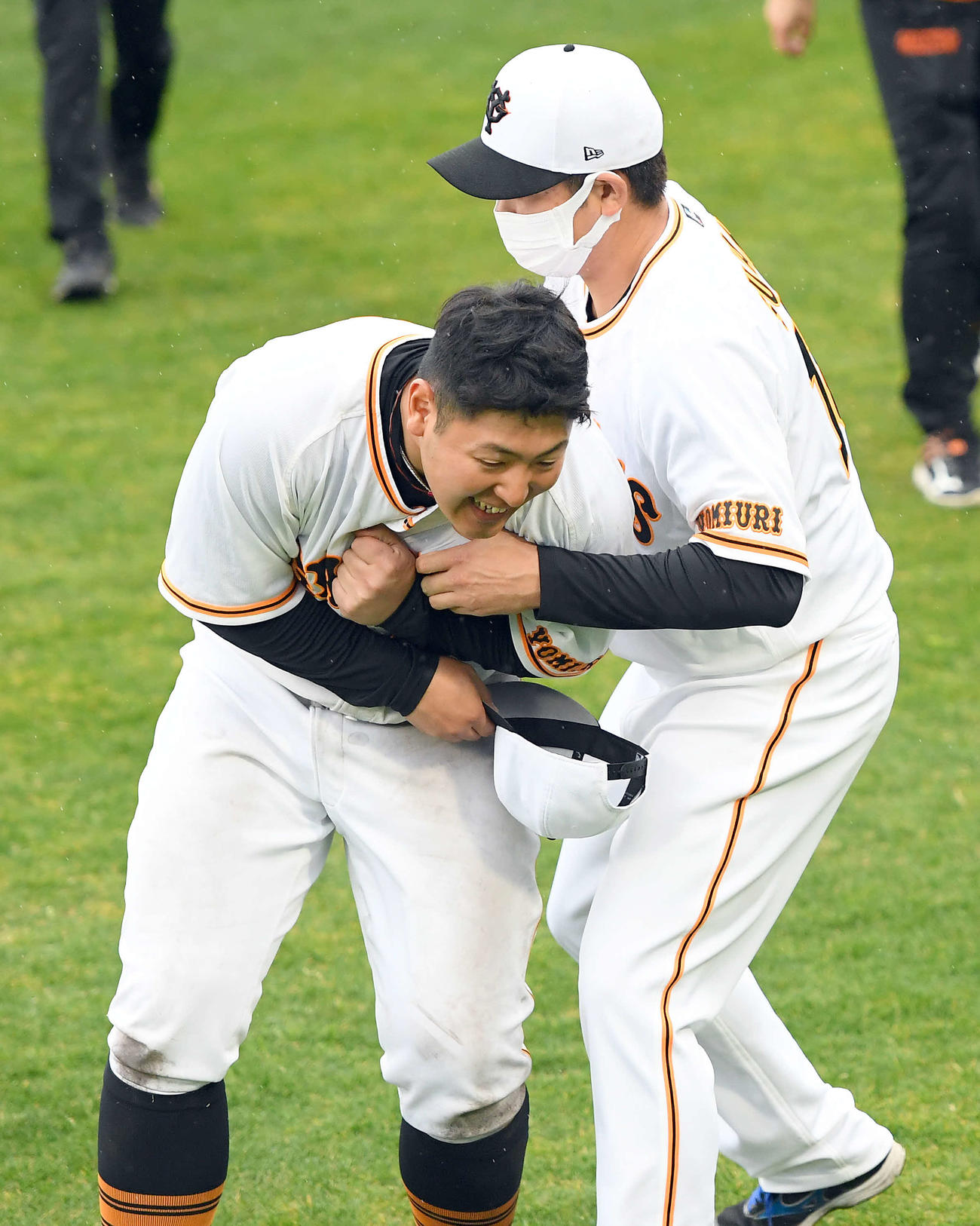 手締め終了後、菅野（右）とじゃれ合う巨人岡本和（撮影・たえ見朱実）
